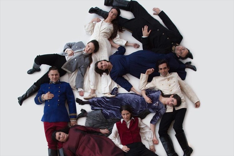 oi-neoi-tis-operas-tis-ethnikis-lurikis-skinis-parousiazoun-tin-megalopsuxia-tou-titou