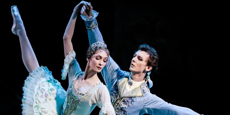 i-oraia-koimomeni-ksupna-apo-ti-mosxa-sto-megaro