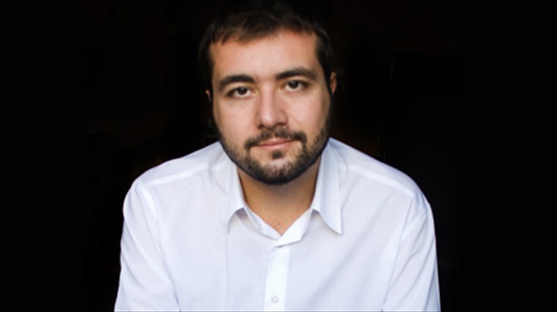 taksidi-apo-ti-gallia-os-tin-rosia-me-ena-piano