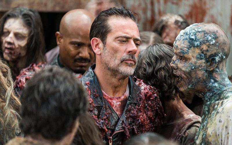 alli-mia-spin-off-seira-tou-the-walking-dead-brisketai-sta-skaria