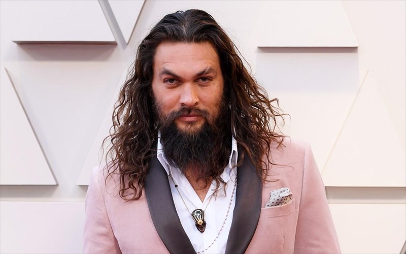to-idiotiko-aeroskafos-tou-Jason-momoa-anagkastike-na-prosgeiothei-logo-purkagias