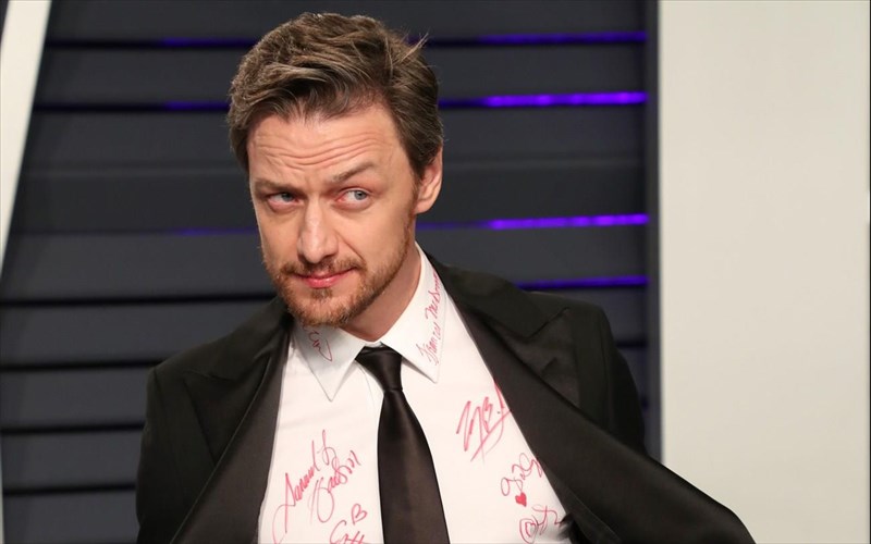 o-James-mcavoy-bgazei-sto-sfuri-to-poukamiso-pou-forese-sta-oskar