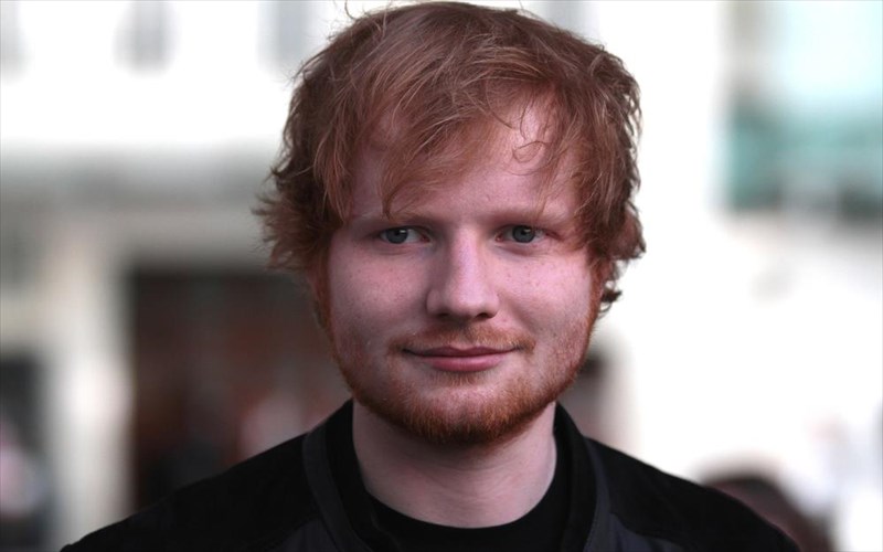o-ed-sheeran-etoimazei-bar-restaurant-sto-londino