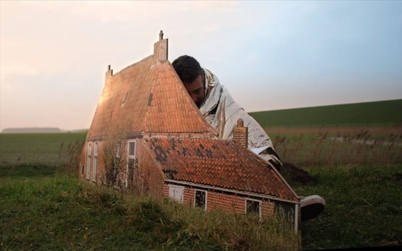 blank-out-mia-3-d-opera-domatiou-erxetai-sto-megaro