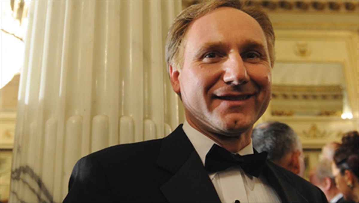 ntan-mpraoun-sto-neo-tou-muthistorima-mas-taksideuei-stin-kolasi-tou-danti