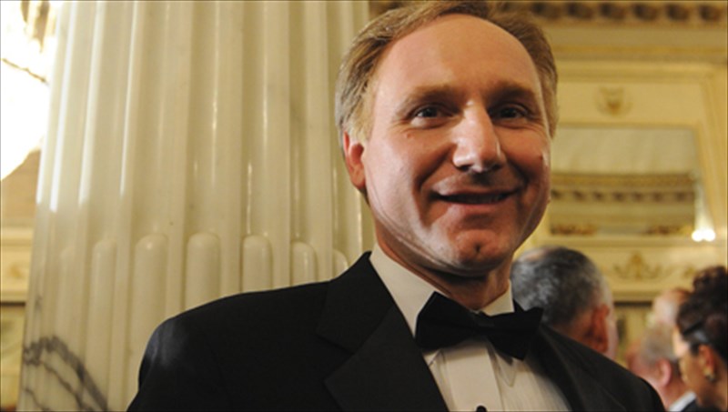 ntan-mpraoun-sto-neo-tou-muthistorima-mas-taksideuei-stin-kolasi-tou-danti