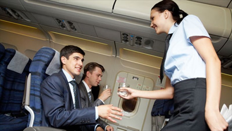 poies-einai-oi-sunitheies-ton-ellinon-otan-taksideuoun-me-aeroplano