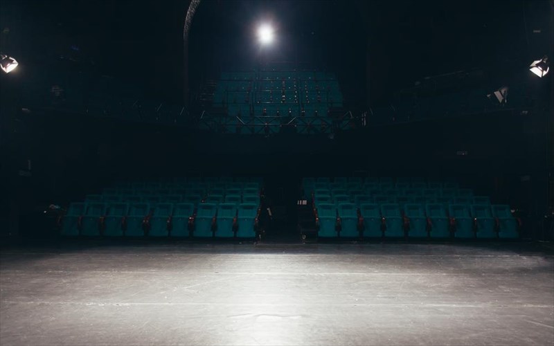 pagkosmia-imera-theatrou-2019-enas-koubanos-grafei-to-fetino-minuma