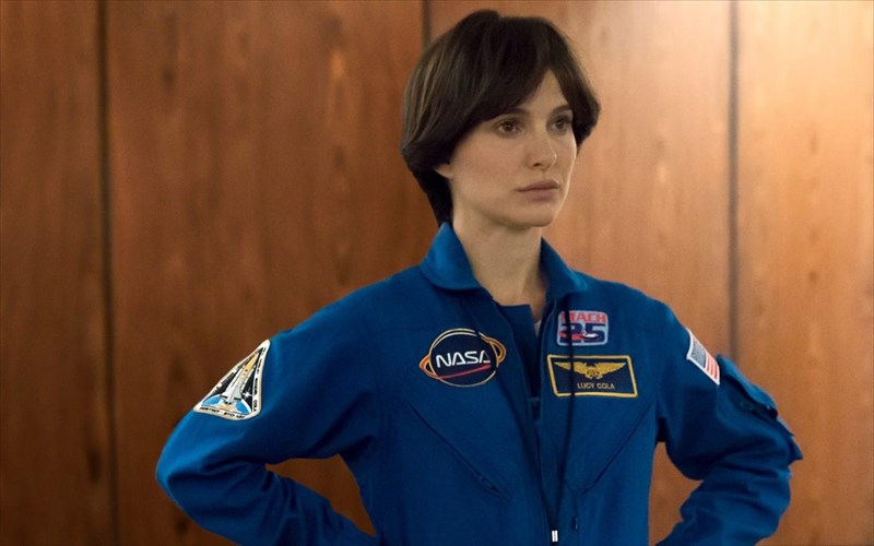 i-natalie-portman-taksideuei-kai-eroteuetai-sto-axanes-diastima