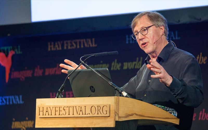 o-spoudaios-istorikos-paul-cartledge-sto-idruma-theoxaraki