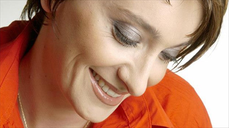 afieroma-sti-shirley-bassey-kai-ton-James-bond