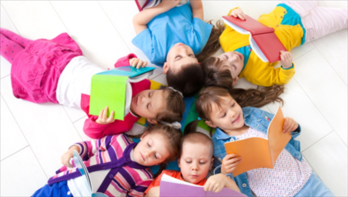 dipla-stin-lampada-afiste-kai-ena-biblio