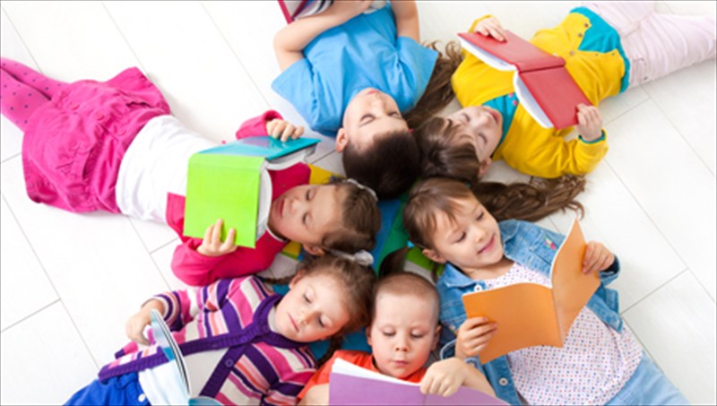 dipla-stin-lampada-afiste-kai-ena-biblio