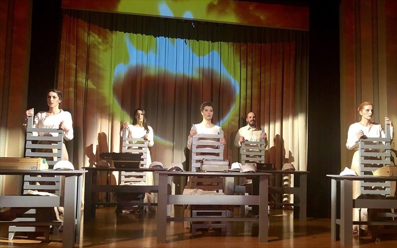 h-gkemma-tou-liantini-sto-theatro-bretania