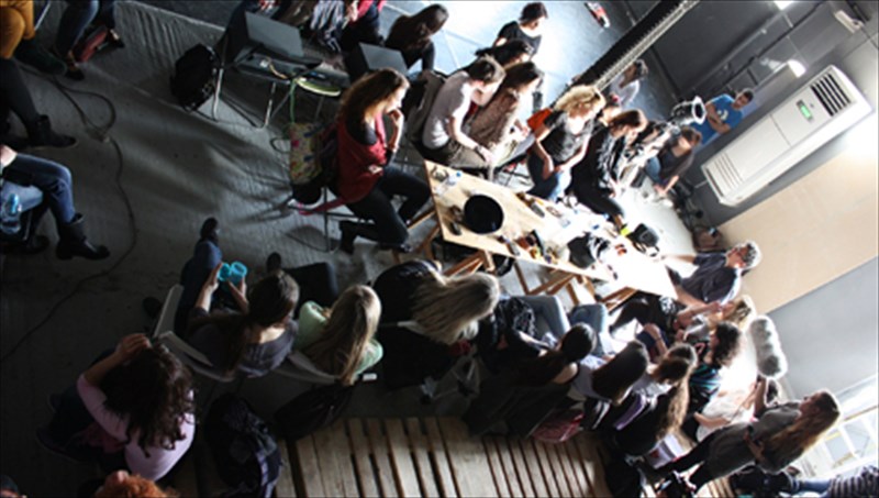 mitriarxia-ena-sunarpastiko-kinimatografiko-peirama