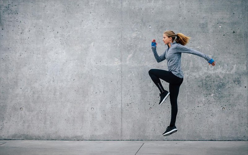 pos-i-gumnastiki-diplasiazei-ti-neanikotita-tis-epidermidas-sas-sugkritika-me-mia-apli-krema-antigiransis-gumnastiki-diplasiazei-ti-neanikotita-tis-epidermidas-sas-sugkritika-me-mia-apli-krema-antigiransis