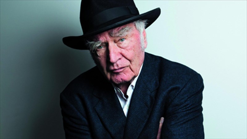 o-martin-walser-etoimazetai-na-taksidepsei-stin-athina