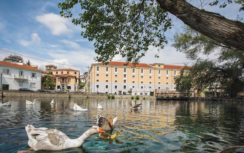 diamoni-me-thea-se-limni-tesseris-protaseis-pou-tha-sas-magepsoun