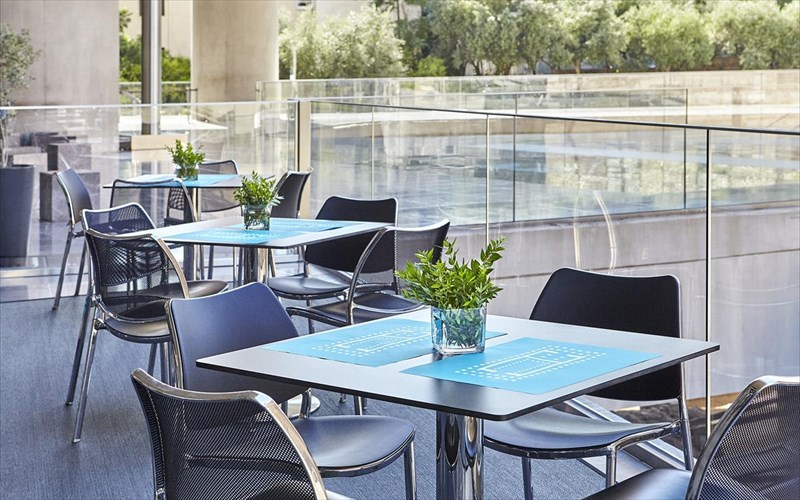 to-kafe-tou-mouseiou-tis-akropolis-serbirei-spanies-ellinikes-mpires