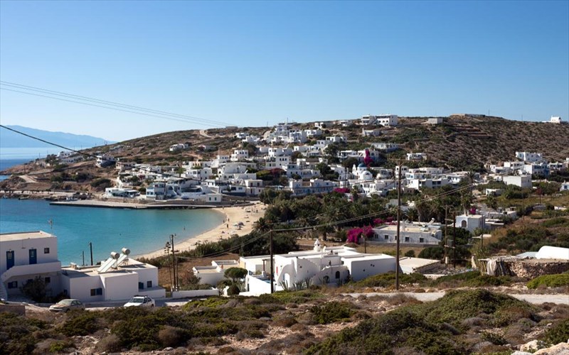 i-donousa-leei-oxi-sta-plastika-mias-xrisis