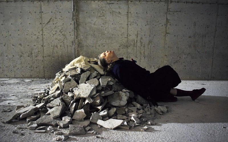 erxetai-i-3i-parastasi--performance-tis-roulas-pateraki-sto-dimotiko-theatro-peiraia-performance-tis-roulas-pateraki-sto-dimotiko-theatro-peiraia