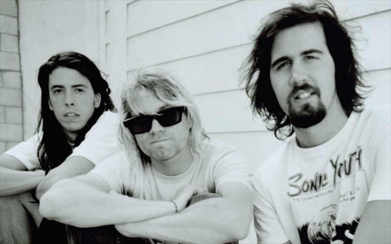 o-kurt-cobain-anagnorize-to-talento-tou-dave-grohl-sto-tragoudi