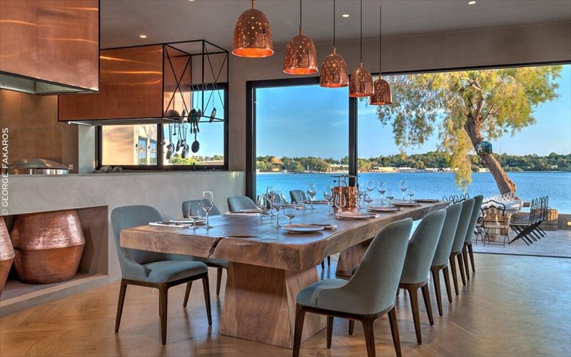 to-ark-upodexetai-tin-thessaloniki-kai-tis-geuseis-tis