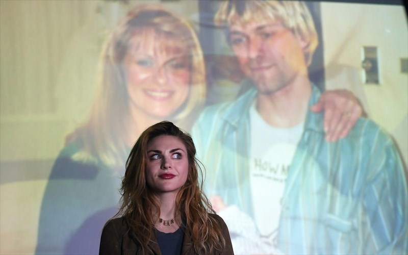 i-frances-bean-moirastike-anekdoti-fotografia-tou-xamogelastou-patera-tis-kurt-cobain