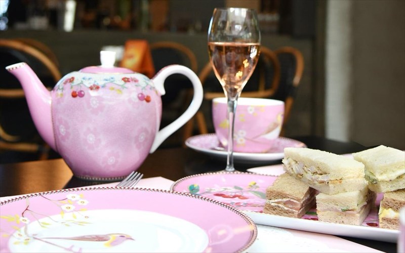 pame-gia-tsai-se-kouklistiki-atmosfaira