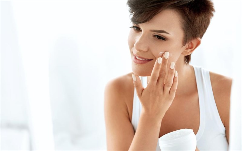 i-best-seller-enudatiki-krema-stin-amazon-kostizei-kato-apo-18--kai-sigoura-den-tin-exete-akousei