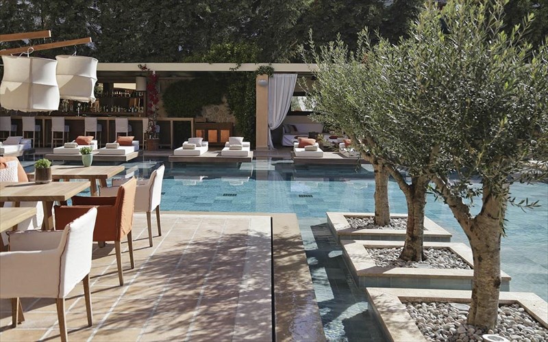 oi-pasxalines-prosfores-polutelon-ksenodoxeion-tis-athinas