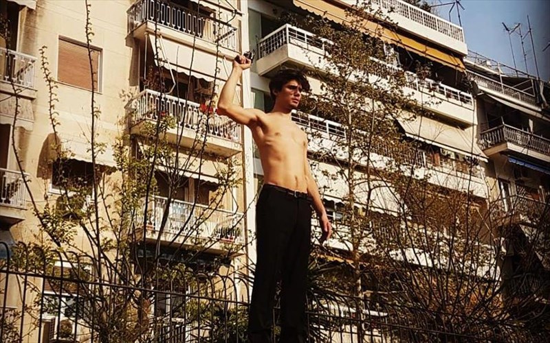 sti-mnimi-enos-mikrou-paidiou-ton-iolis-andreadi-kai-ari-asprouli-protes-fotografies-protes-fotografies