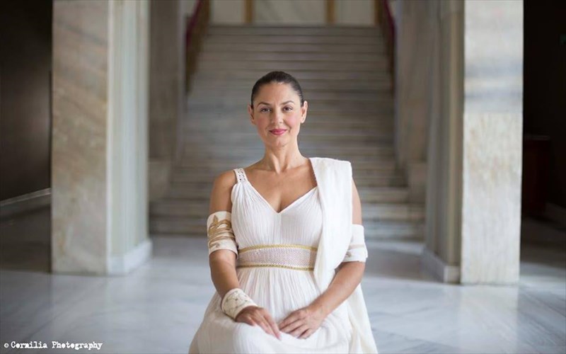 o-dimos-abdeliodis-skinothetei-tin-eleni-tou-gianni-ritsou