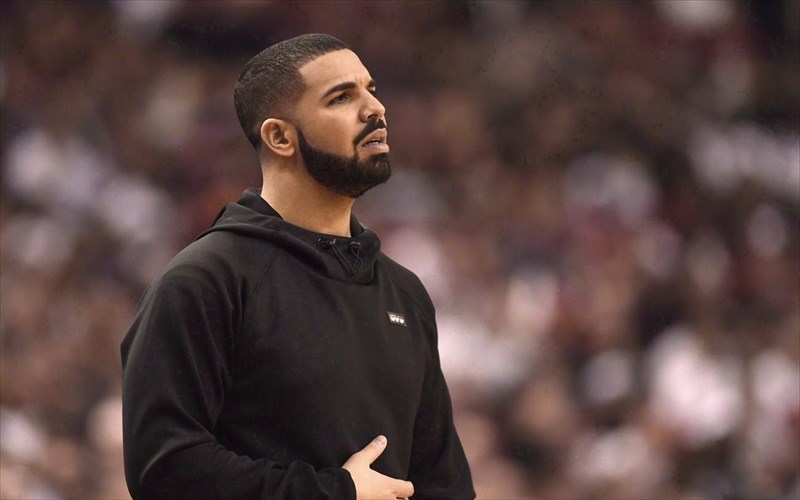 pros-polisi-xeirografo-sumbolaio-tou-drake-apo-tin-paidiki-tou-ilikia