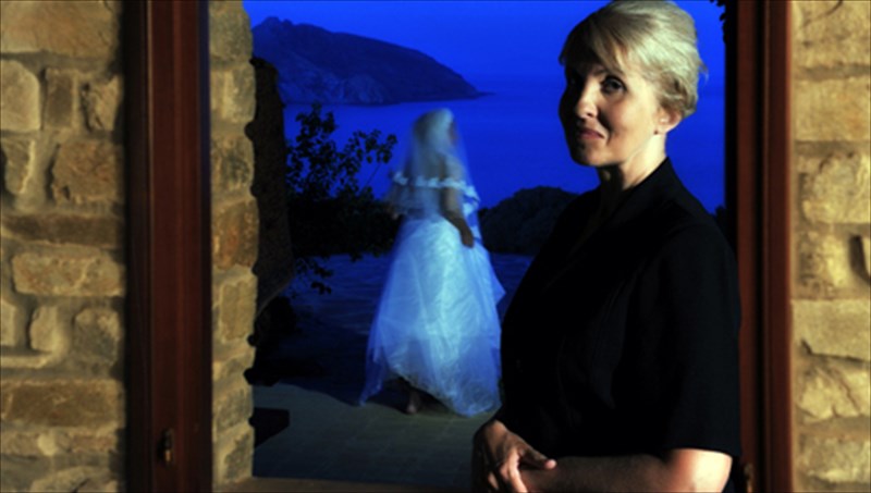 monologos-me-oikogeneiakes-anafores-gia-tin-eleni-zioga