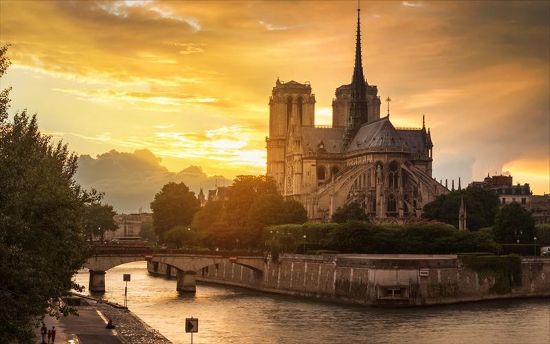 ektokseutikan-oi-psifiakes-poliseis-tis-panagias-ton-parision-tou-victor-hugo