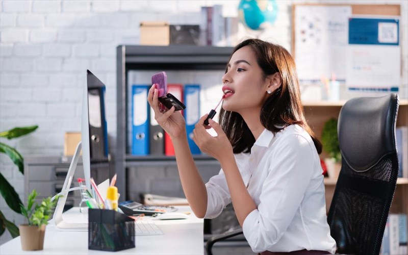 5-aksesouar-omorfias-kai-eueksias-gia-tis-duskoles-ores-tis-douleias-aksesouar-omorfias-kai-eueksias-gia-tis-duskoles-ores-tis-douleias