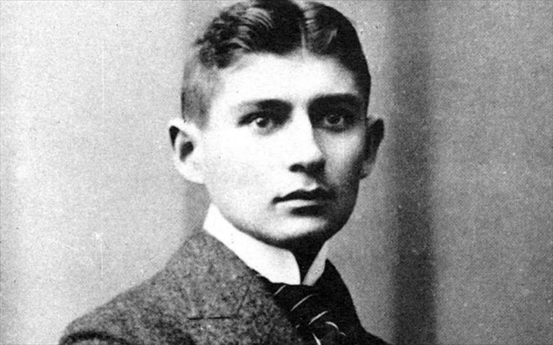 enas-thisauros-anekdotou-ulikou-tou-franz-kafka-etoimazetai-na-dei-to-fos