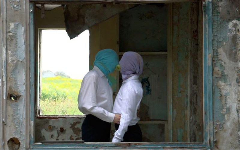 four-no-reason-ena-ena-taksidi-ston-kosmo-tou-rene-magritte