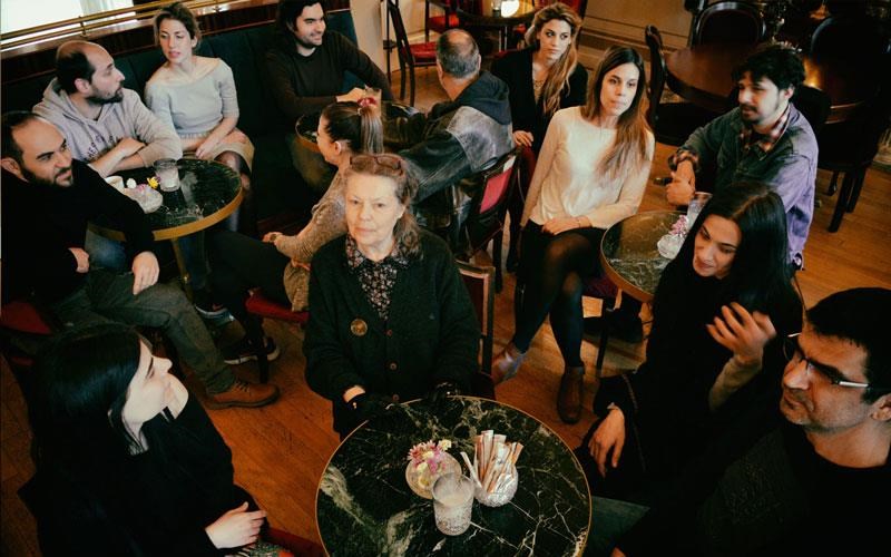 i-roula-pateraki-kai-o-stratigos-kanei-fasaria-stin-plateia