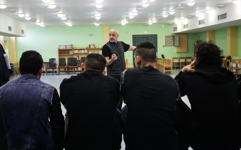 koini-afetiria-duo-omades-kratoumenon-apo-tin-aulona-kai-ti-thiba-gia-proti-fora-se-mia-parastasi