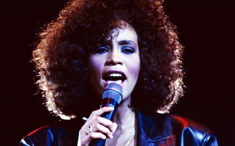 i-robyn-crawford-gia-ti-sugkinitiki-kai-poluploki-sxesi-me-ti-whitney-houston