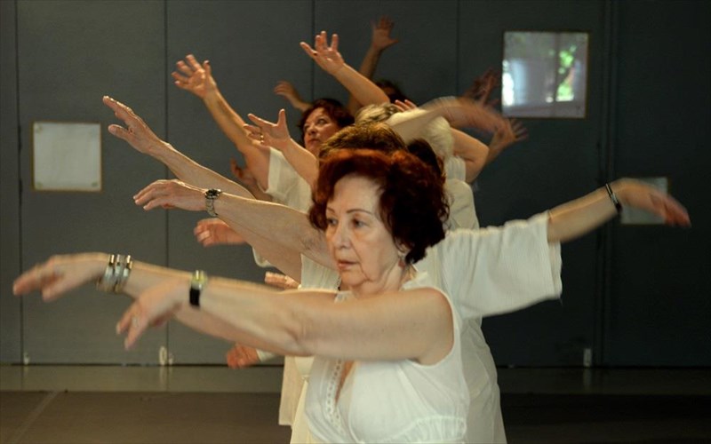 12-gunaikes-ilikias-64-eos-84-xronon-xoreuoun-gia-ton-erota