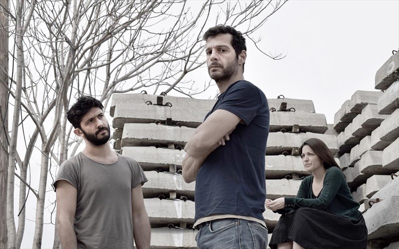 anazitontas-tin-atomiki-kai-sullogiki-tautotita-stin-ethniki-me-ta-megala