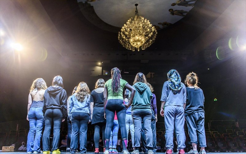 theatro-me-apo-kai-gia-efibous-sto-mikro-ethniko