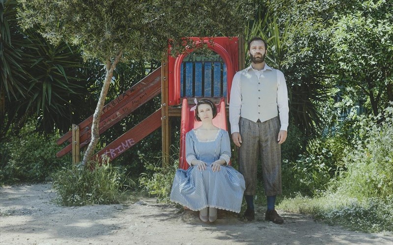 h-proti-agapi-keraunobolei-tin-enallaktiki-skini-tis-ethnikis-lurikis-skinis