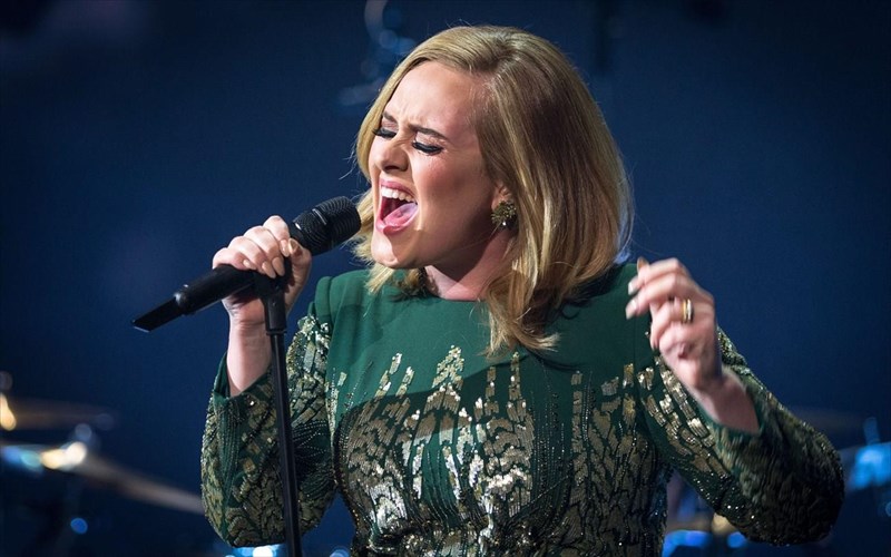 adele-tha-bgalo-enan-drum-n-bass-disko-gia-na-sas-ti-spaso