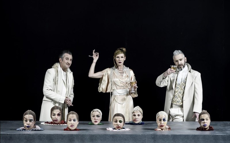 o-anthropos-pou-gela-tou-ethnikou-se-apeutheias-metadosi