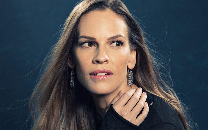 i-hilary-swank-ekleise-eisitirio-gia-to-diastima-me-to-netflix