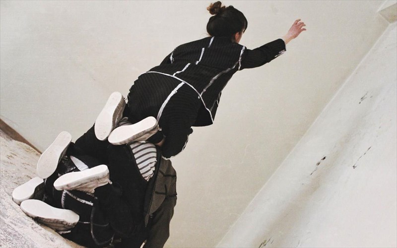 xoreuontas-gia-ta-anthropakia-pou-prospathoun-na-ginoun-anthropoi